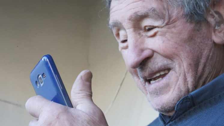 El PAMI local entregó celulares donados a personas mayores