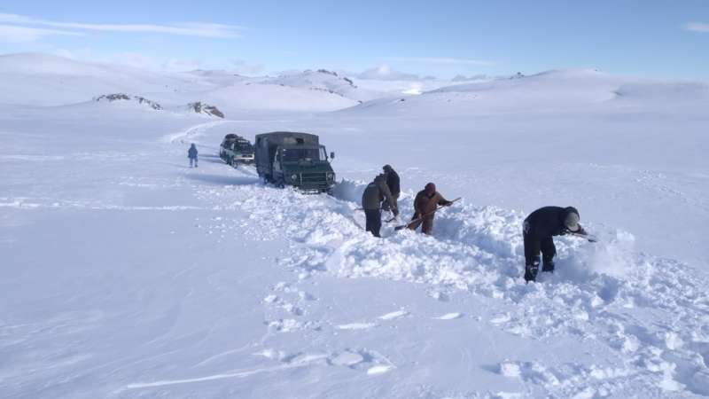 Rescate de Gendarmería en Río Negro: hicieron una travesía de tres días para asistir a una familia aislada en la nieve