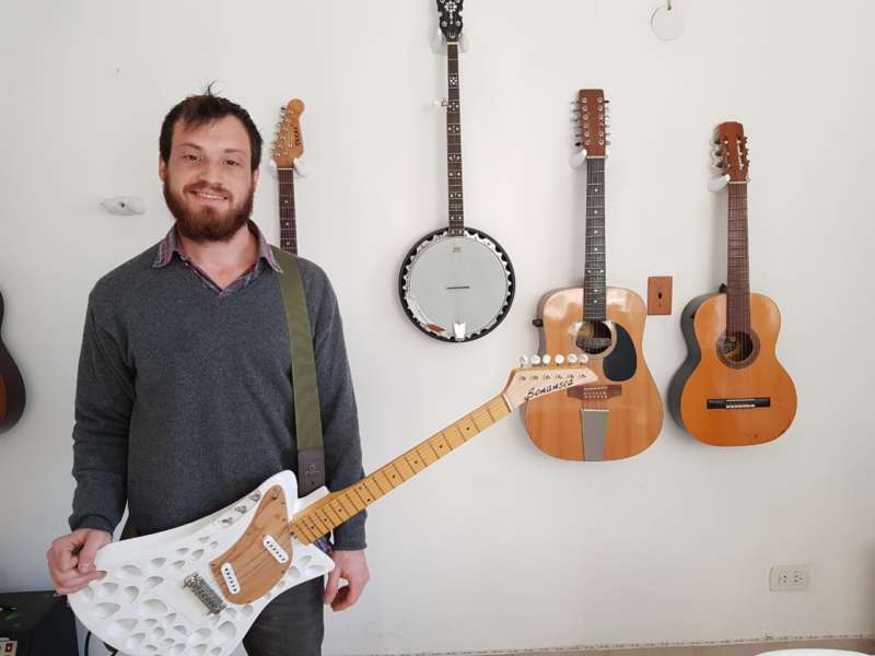 Es bahiense y fabricó una guitarra con impresora 3D