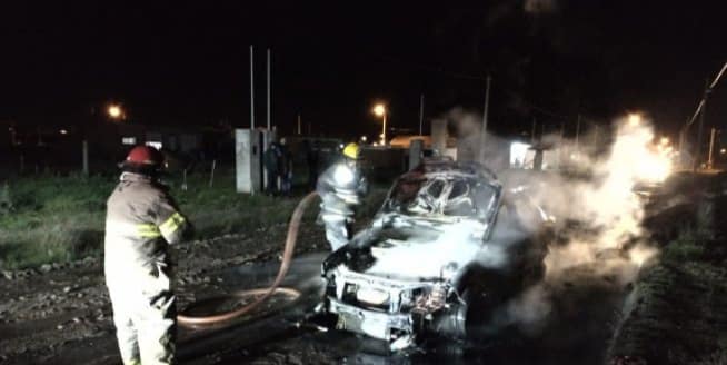 Punta Alta: Salvó su vida al bajarse del auto cuando se incendiaba