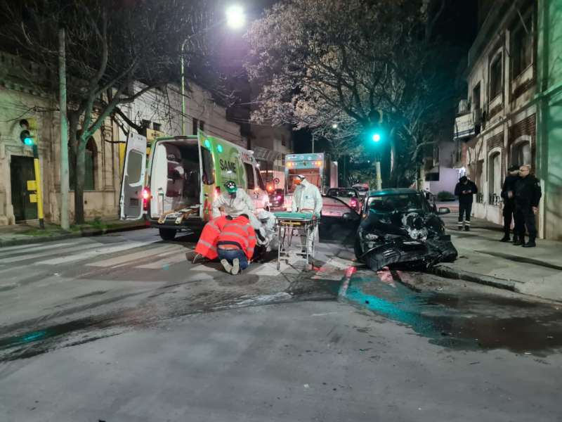 Venía en contramano y chocó contra un camión de basura