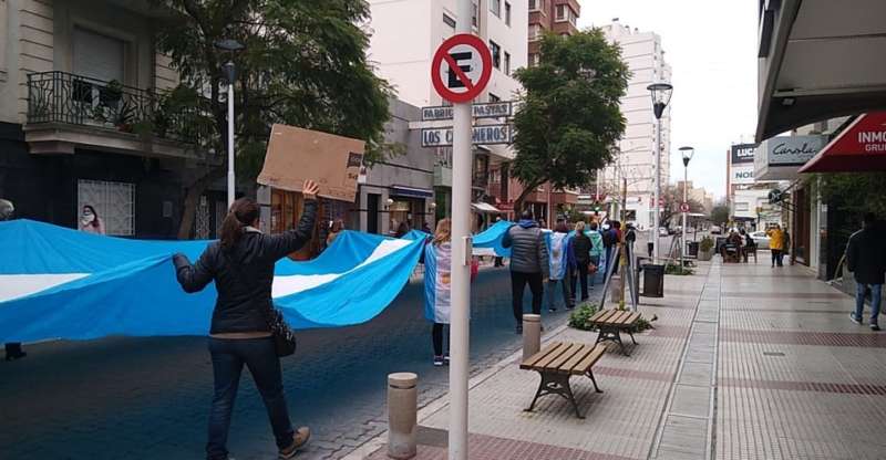 Vecinos bahienses marcharon contra la reforma judicial