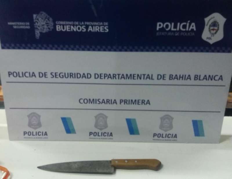 Amenazó a la policía con un cuchillo porque no quería restituir a sus hijas