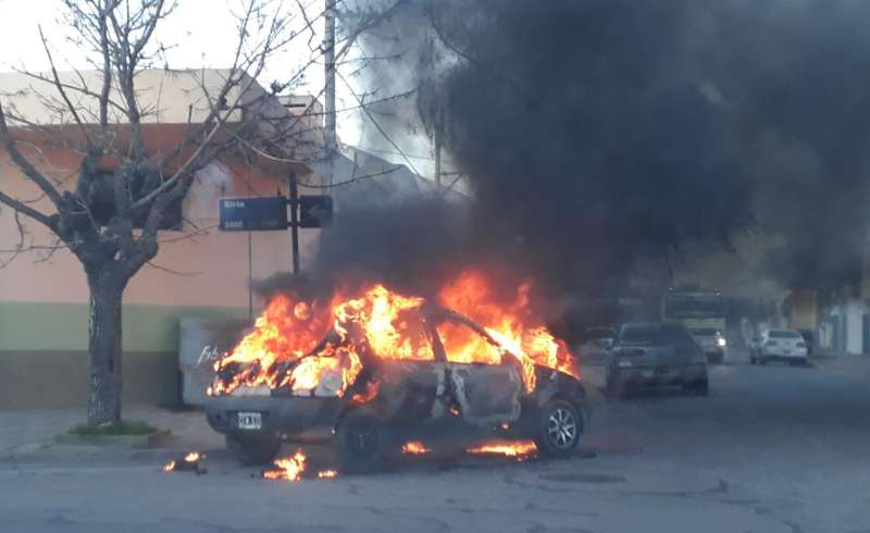 Se incendió un auto en el Bo. Santa Margarita