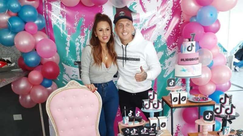 El Polaco y Barby Silenzi festejaron otro cumpleaños con cotillón, sorpresas y amiguitos