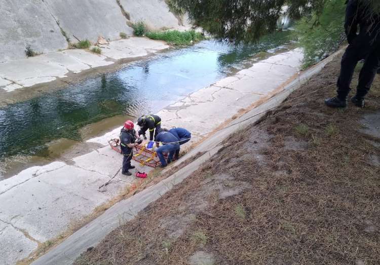 Por rescatar a un perro cayó al Canal Maldonado.