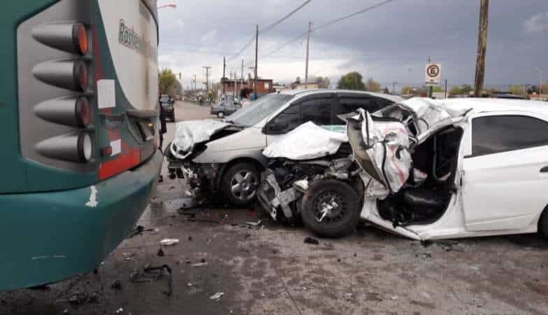 Fuerte choque entre dos autos y un colectivo