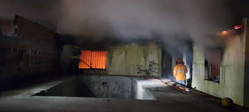 El fuego consumió una casa durante la madrugada