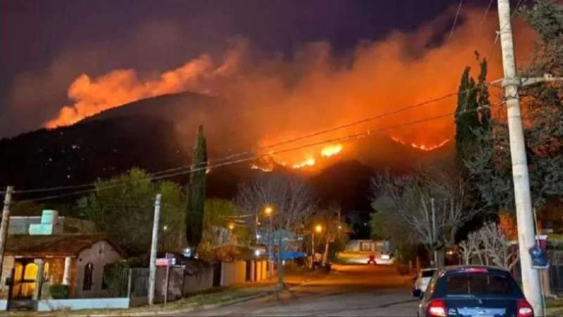 Incendios en Villa Carlos Paz: hay temor de que el fuego llegue a las casas