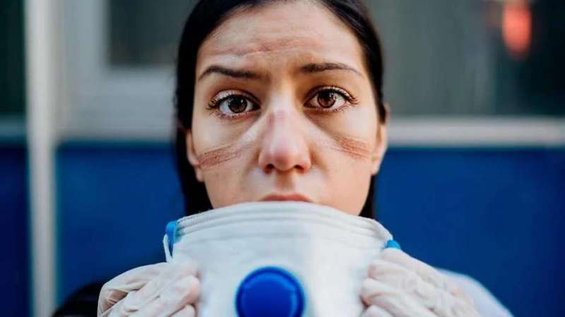 La foto de la mano de una enfermera santafesina después de horas de trabajo ininterrumpido causó alto impacto en las redes