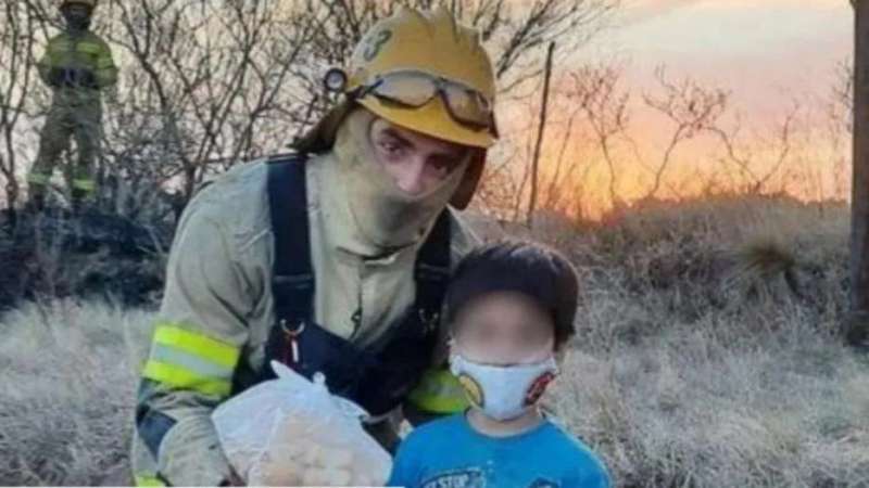 Nene cordobés de 5 años se gastó sus ahorros para comprarles criollitos a los bomberos que combaten los incendios