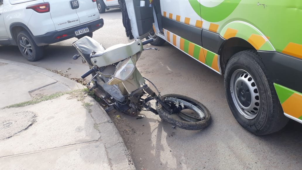 Motociclista herido tras chocar contra un auto