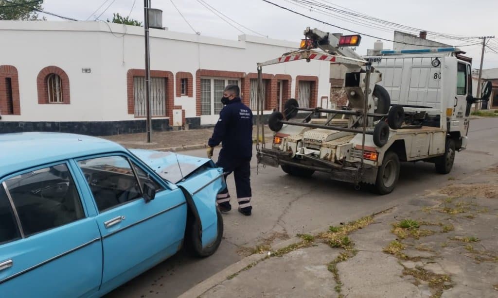 Totalmente borracho chocó contra un árbol