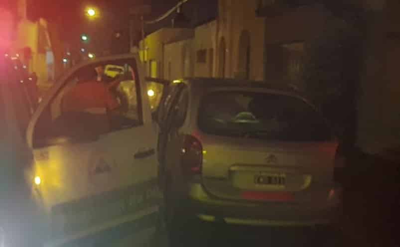 Atrapada en un auto: la rescatan con un cordón y un destornillador