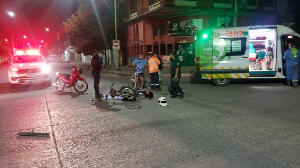 Chocó una moto y se dio a la fuga