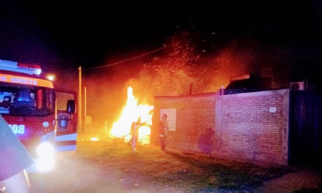 Le incendiaron la casa tras ser acusado de abuso