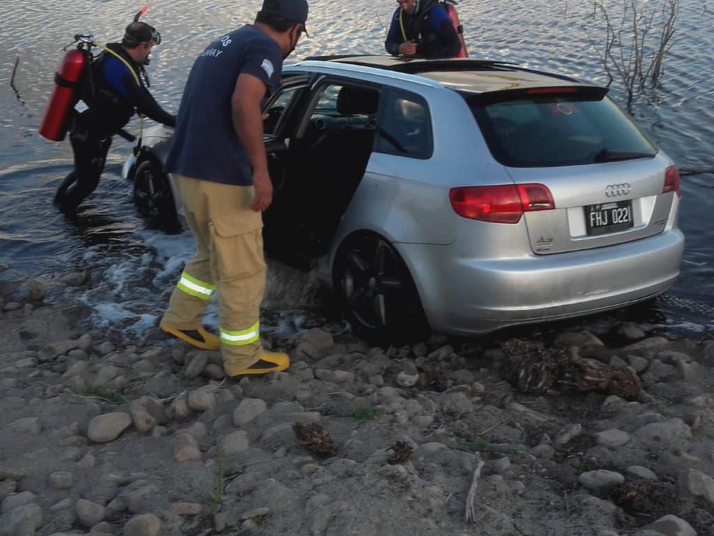 Un auto con tres bahienses cayó al dique paso de las piedras