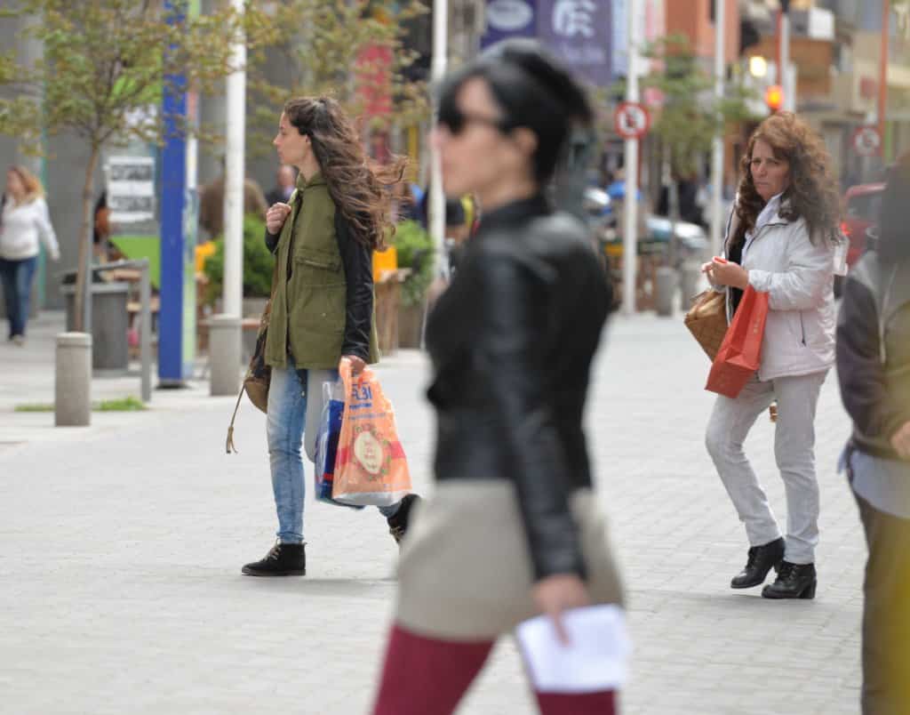 Paseo peatonal de compras en calle Alsina