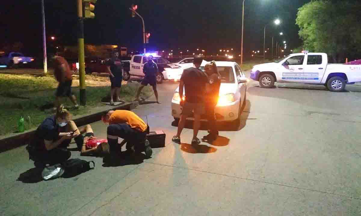 Un ciclista debió ser hospitalizado tras chocar con un auto