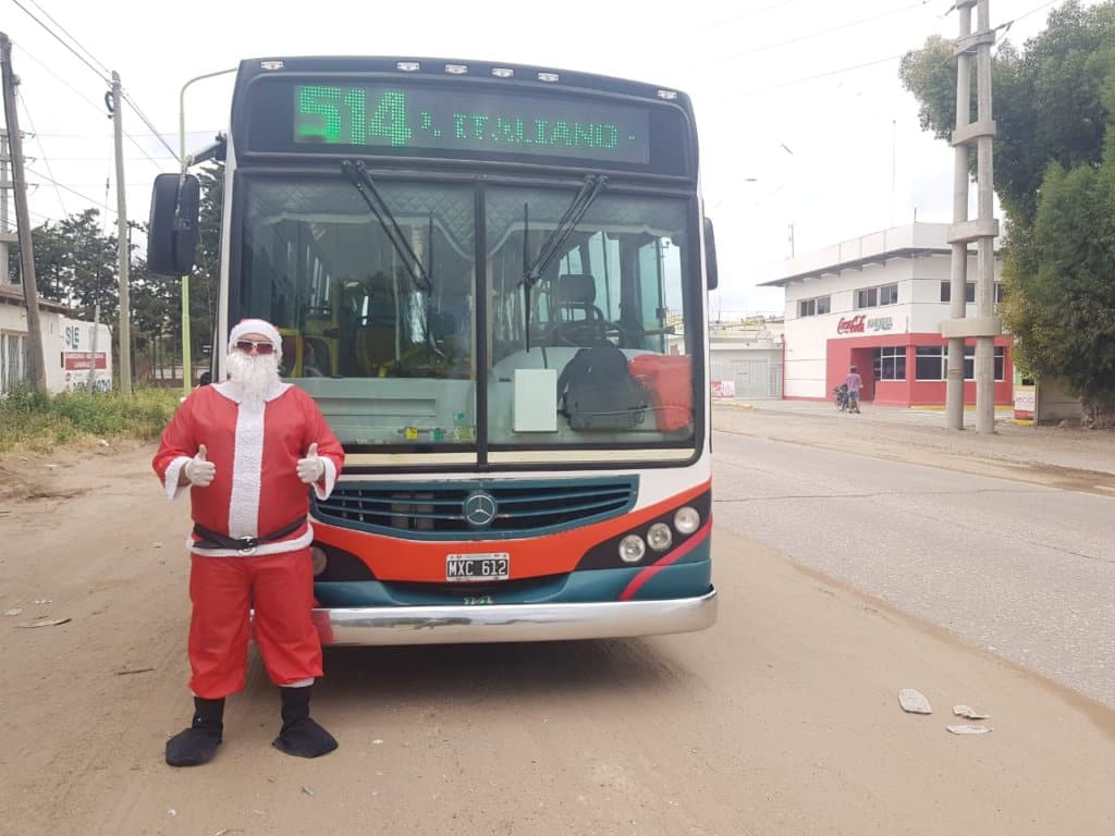 Papá Noel en el colectivo: recorre la ciudad en la 514