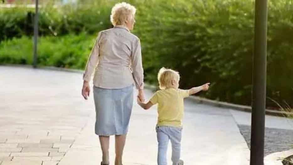 Polémica por la abuela que le cobra a su hija por cuidar a su nieto: “No soy una guardería”