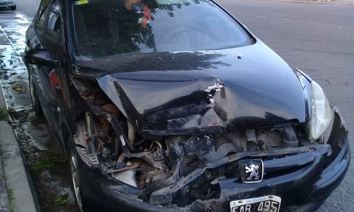 Se cruzó de carril y chocó de frente contra un auto