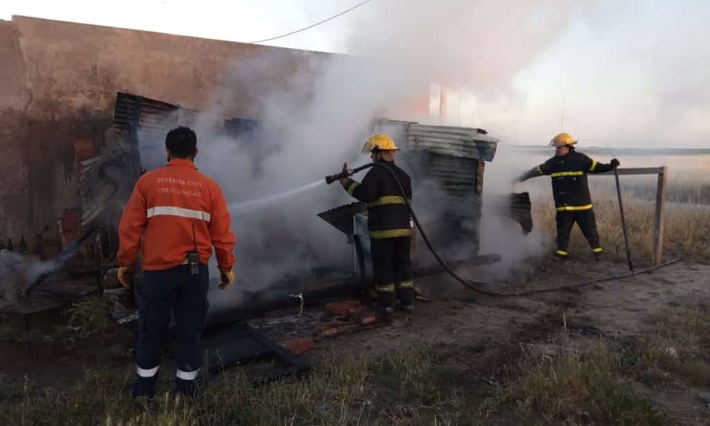 Incendio destruyó una precaria vivienda