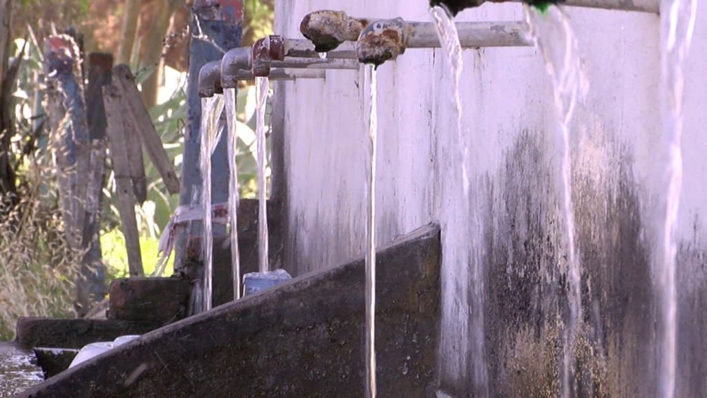 Cada vez más vecinos se abastecen de agua en los surgentes