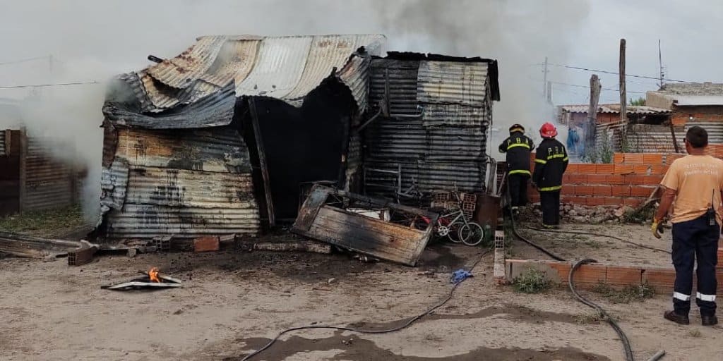 Un incendio destruyó una precaria vivienda