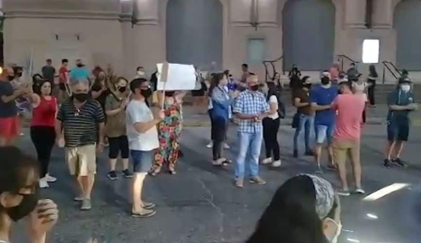 Siguen los cacerolazos en Bahía Blanca por la falta de agua