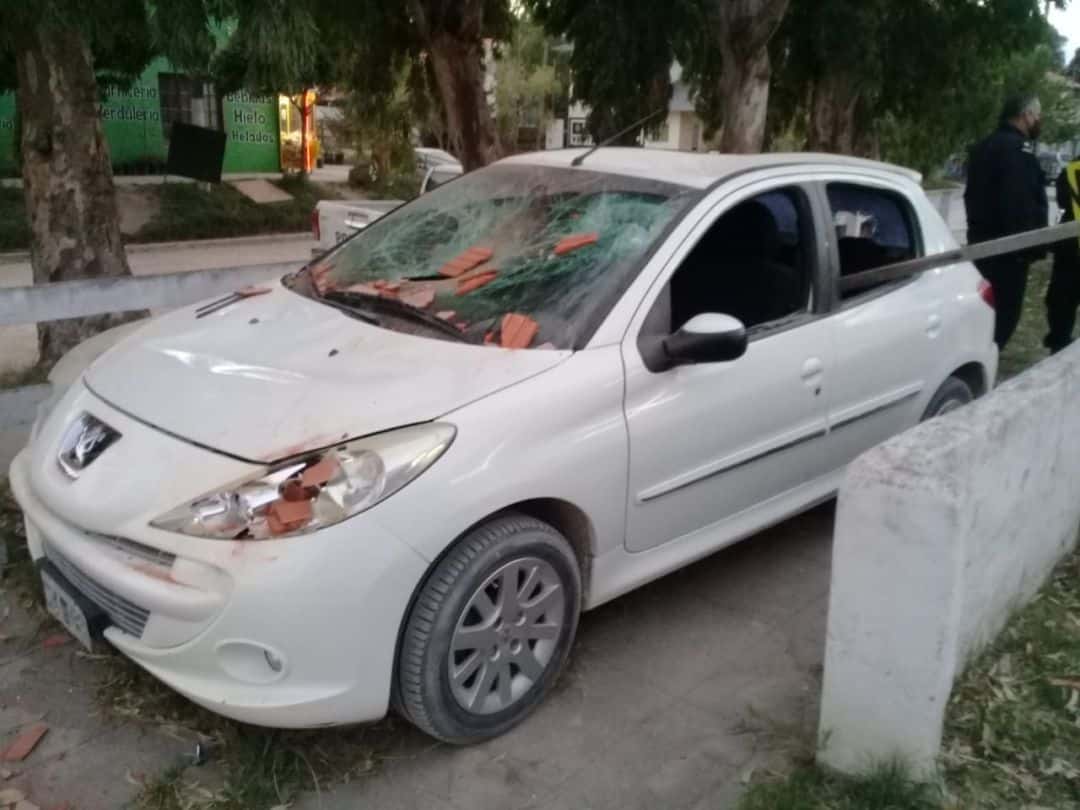 Noche de terror en Reta: intentaron tomar la dependencia, destruyeron autos e hirieron policías