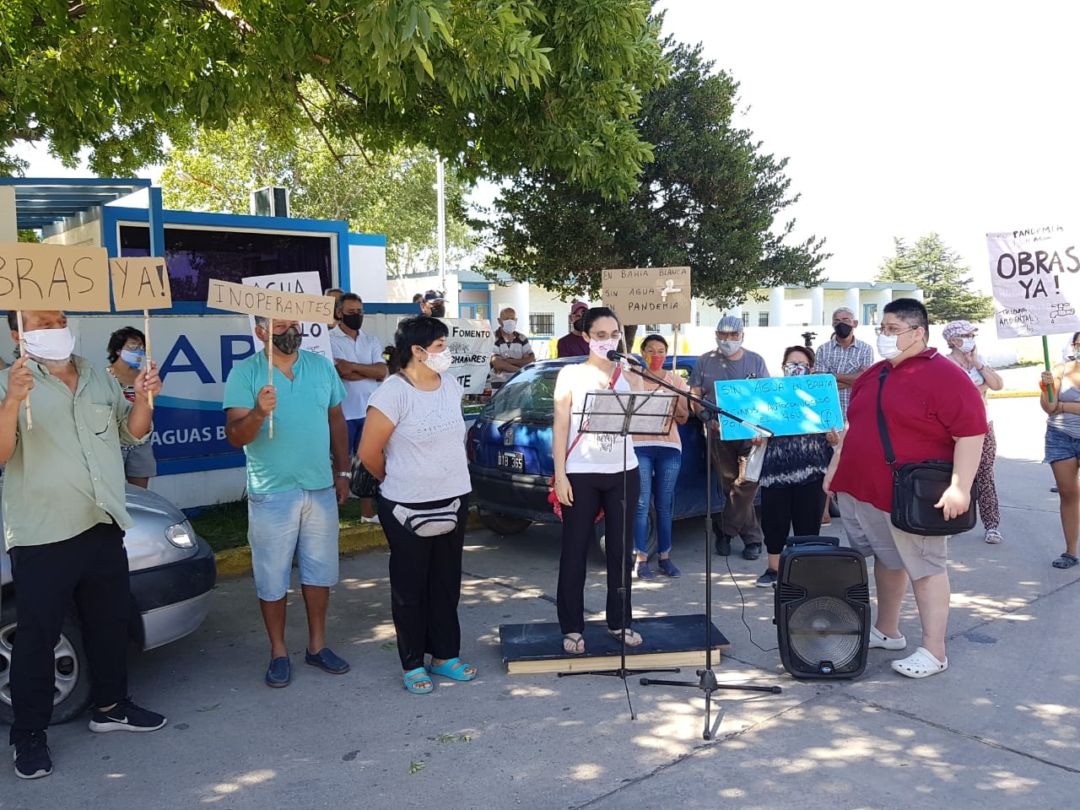 Vecinos volvieron a marchar por el agua