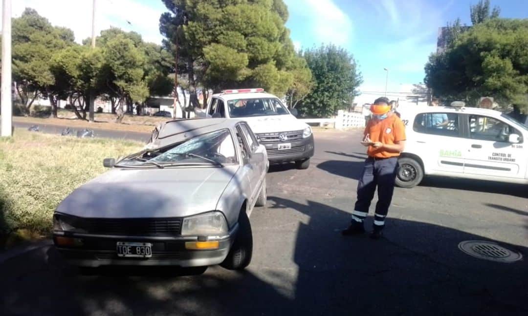 Se incrustaron contra un camión estacionado