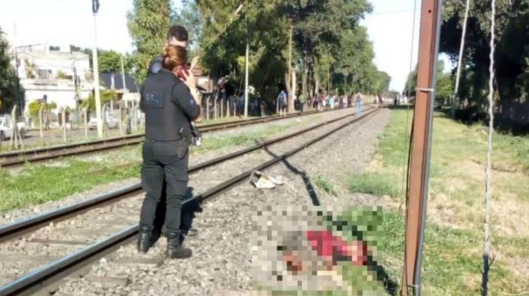 Murió atropellada por un tren una mujer que fue empujada a las vías por su esposo