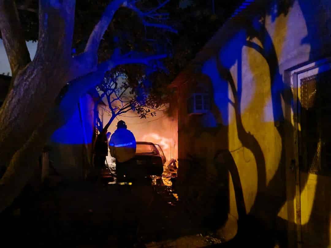 Se incendió un auto y las llamas casi destruyen una casa