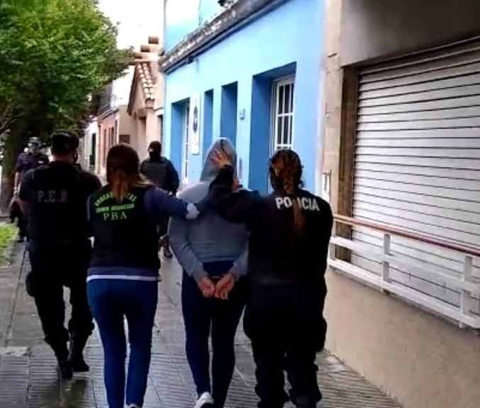 Mujer policía detenida culpo a un barbero de usar su celular