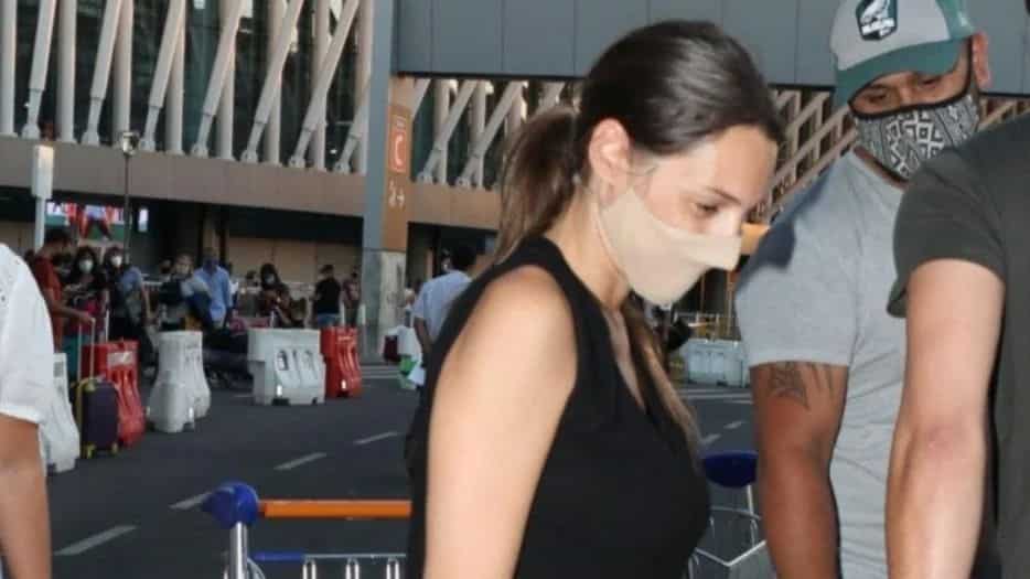 Pampita regresó de sus vacaciones y sorprendió con su look distendido en Ezeiza