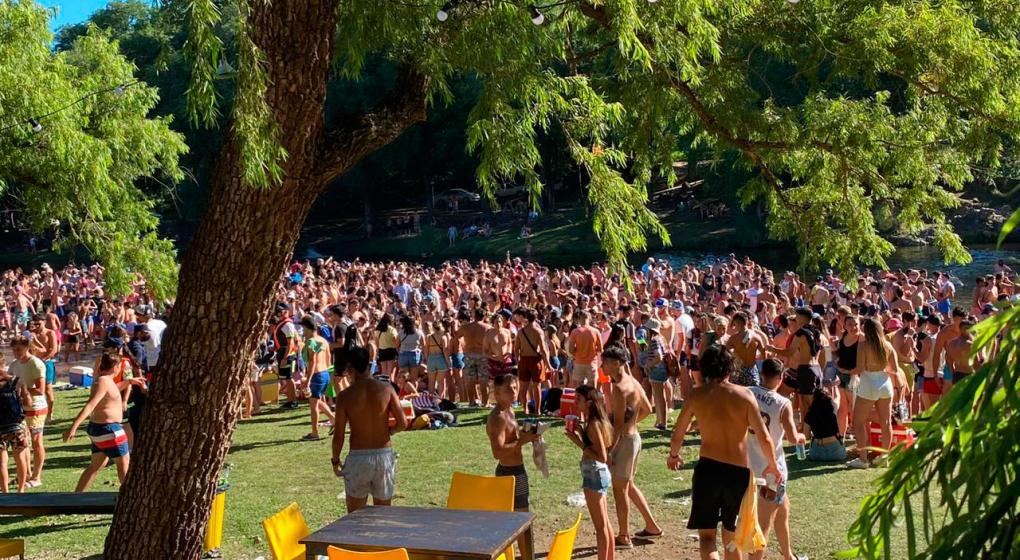 Cientos de jóvenes coparon un balneario de Santa Rosa de Calamuchita sin barbijos ni distancia social