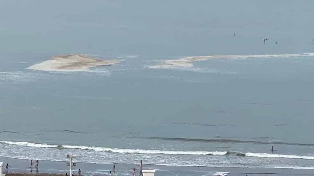 Mar del Plata: qué es la mancha marrón que apareció frente al Torreón del Monje