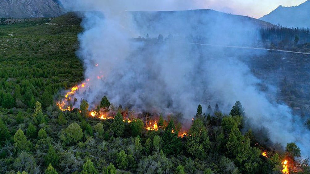 Se desató un incendio en San Martín de los Andes y se agrava el panorama en El Bolsón