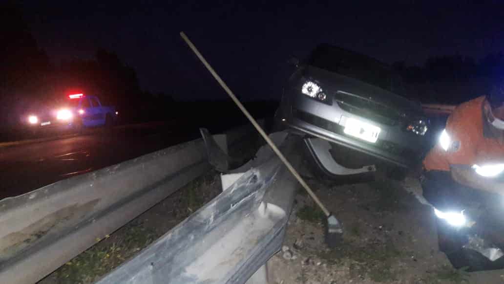 Quiso esquivar una comadreja y terminó arriba de un guardarrail