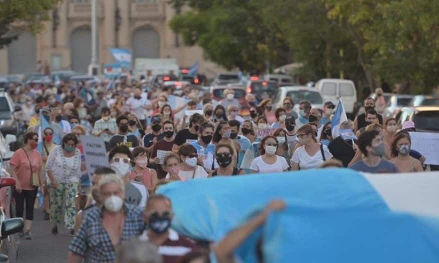 Vacunas VIP: la marcha contra el gobierno en Bahía Blanca