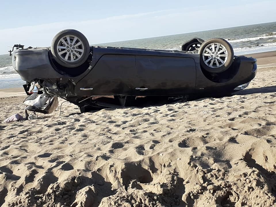 Perdió el control del auto y terminó volcando en la playa de Monte Hermoso