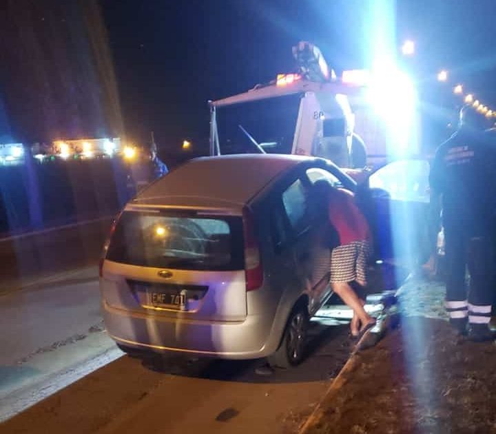 Iba alcoholizado, chocó un auto y lo hizo volcar