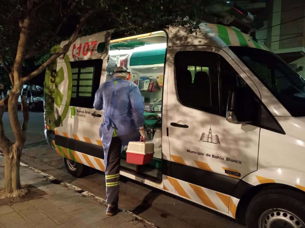 Un motociclista chocó contra un auto y sufrió un fuerte golpe en los testículos