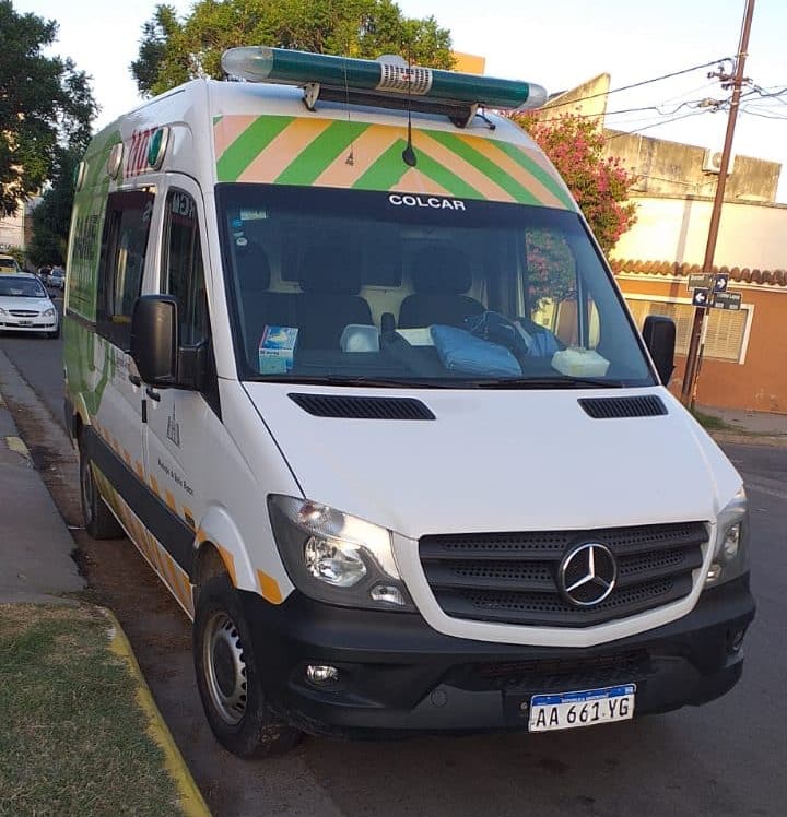 Un motociclista sufrió una fractura expuesta en un choque