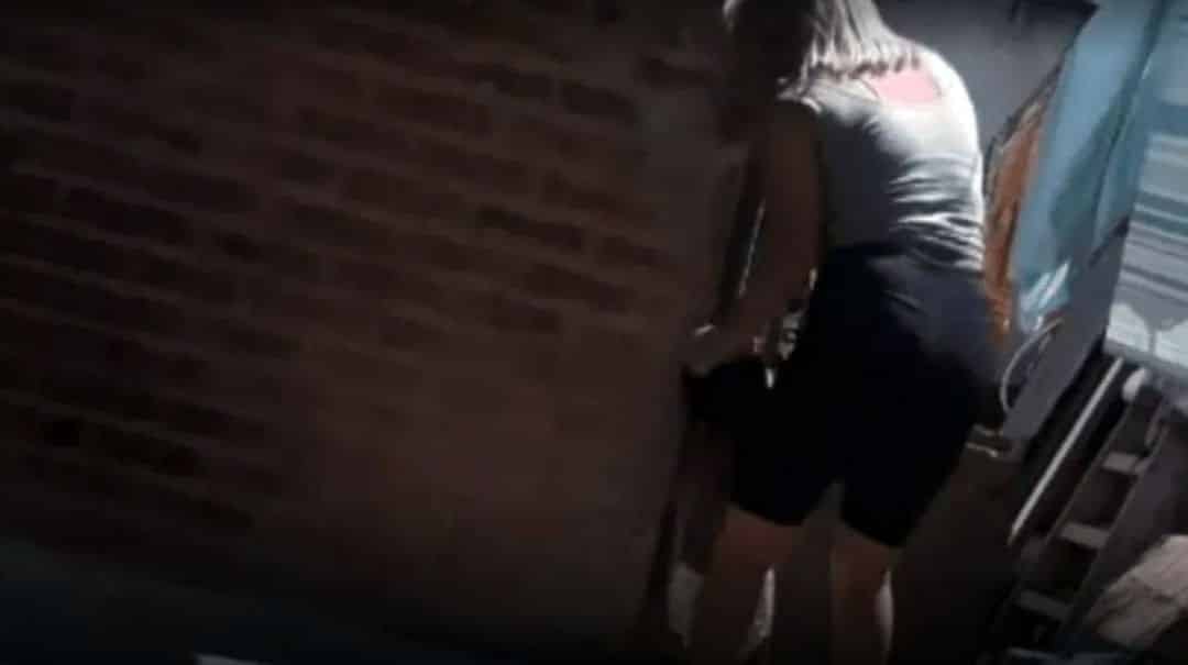 Filmaron a una mujer pegándole a su bebé y subieron el video a las redes