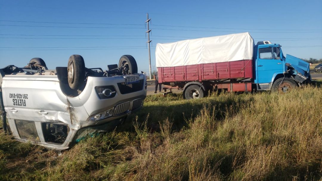 Choque y vuelco en ruta 3