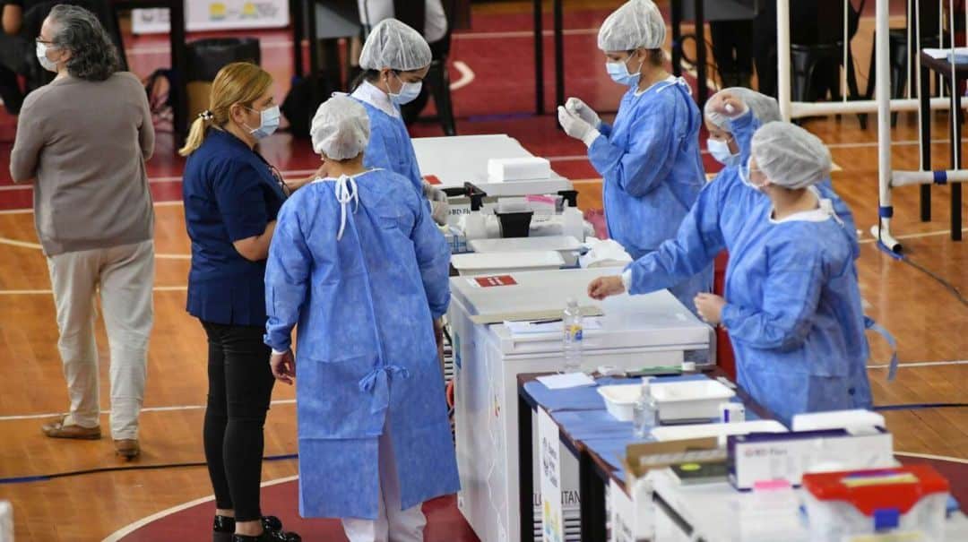 El Gobierno decidió diferir hasta la semana 12 la aplicación de la segunda dosis de las vacunas contra el coronavirus