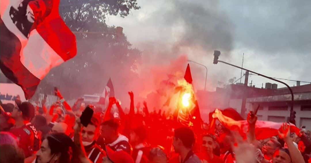 El descontrol de los hinchas, los invitados VIP y la demora en la vacunación ponen en jaque la vuelta del público a las canchas